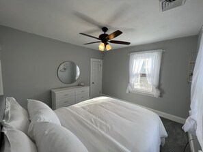 2 bedrooms, desk, iron/ironing board, free WiFi - Beautiful Luxury 2 Bedroom (Manchester)