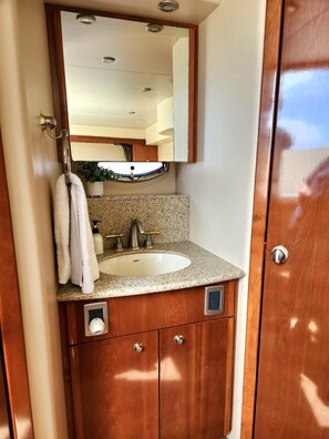 Ducha, secador de pelo y toallas