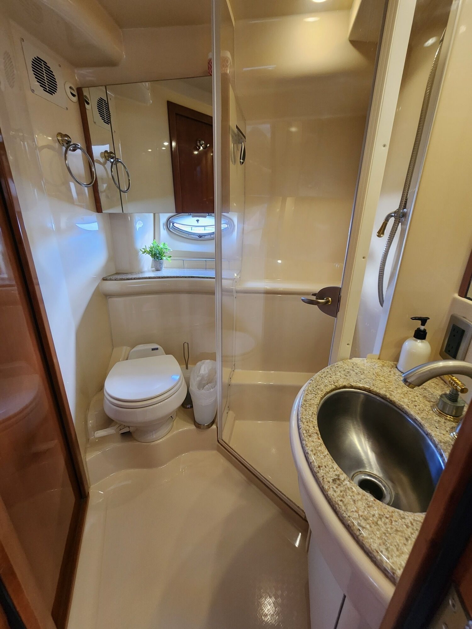 Douche, séchoir à cheveux, serviettes fournies