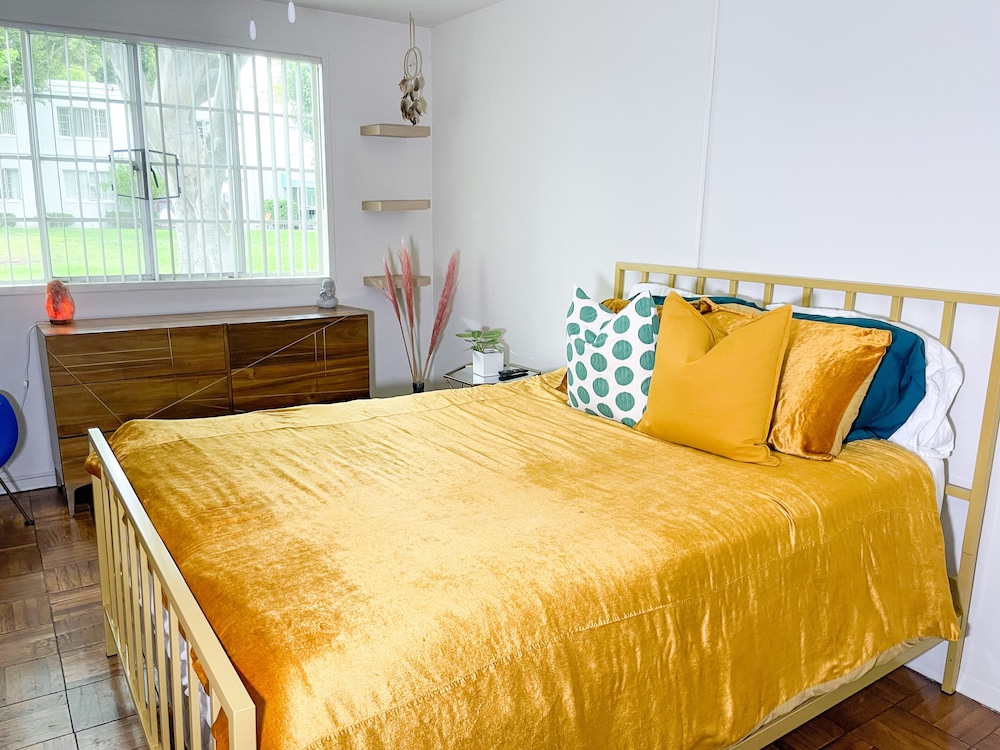Beautiful Trendy Large One Bedroom Close To The Grove - Beverly Hills, CA