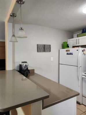 Fridge, microwave, oven, stovetop - 2 Bed, 2 Bath home for winter rental in stable neighborhood in Tucson (Tucson)