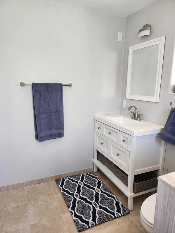 Shower, hair dryer, towels, soap - 2 Bed, 2 Bath home for winter rental in stable neighborhood in Tucson (Tucson)