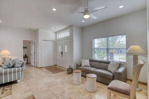 Smart-TV, Bücher, Arbeitsbereiche, Computerbildschirme