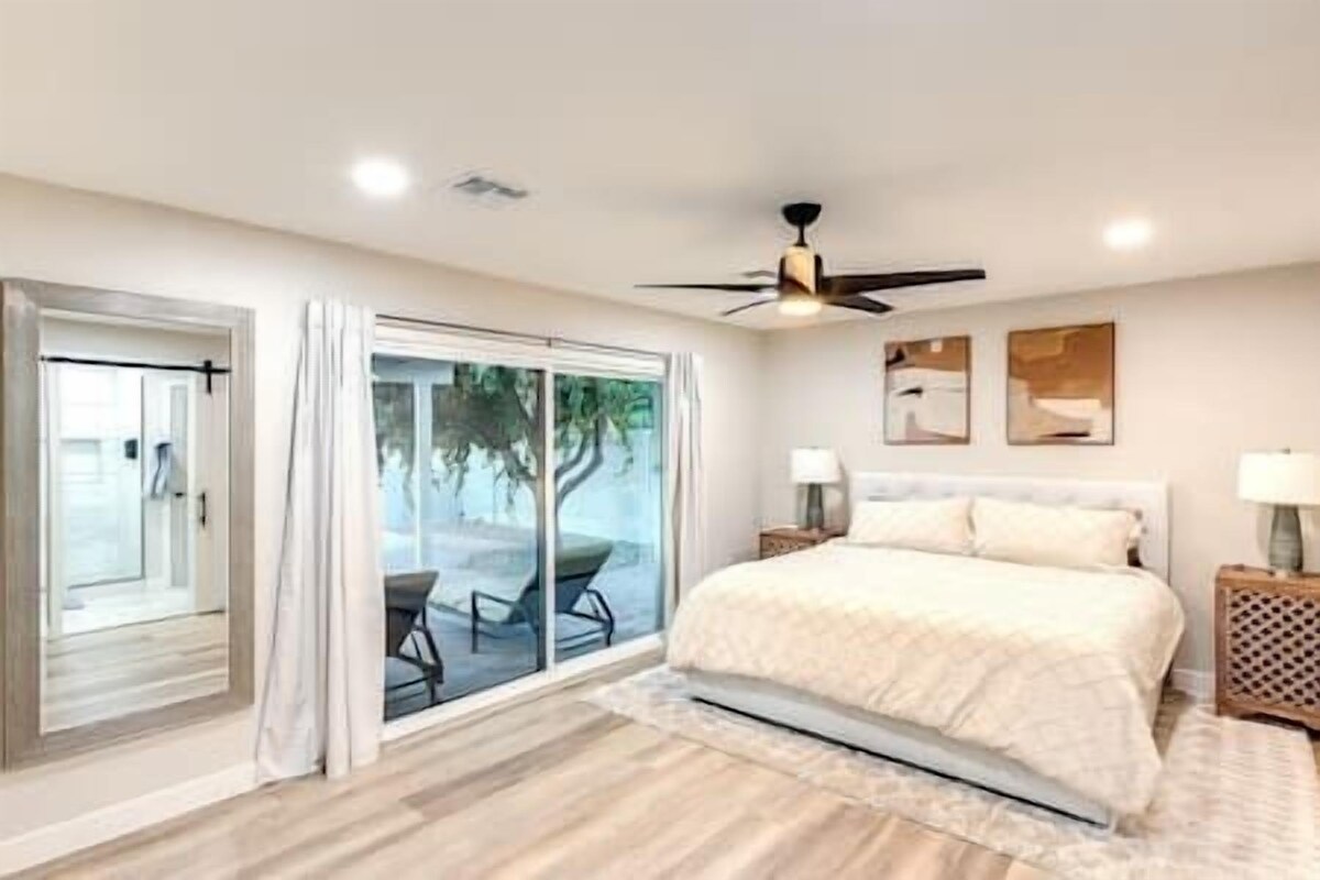 Heated Pool! Billiard table, grill, putting green, ping pong, pet-friendly