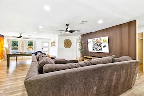 Smart TV, fireplace, table tennis, stereo