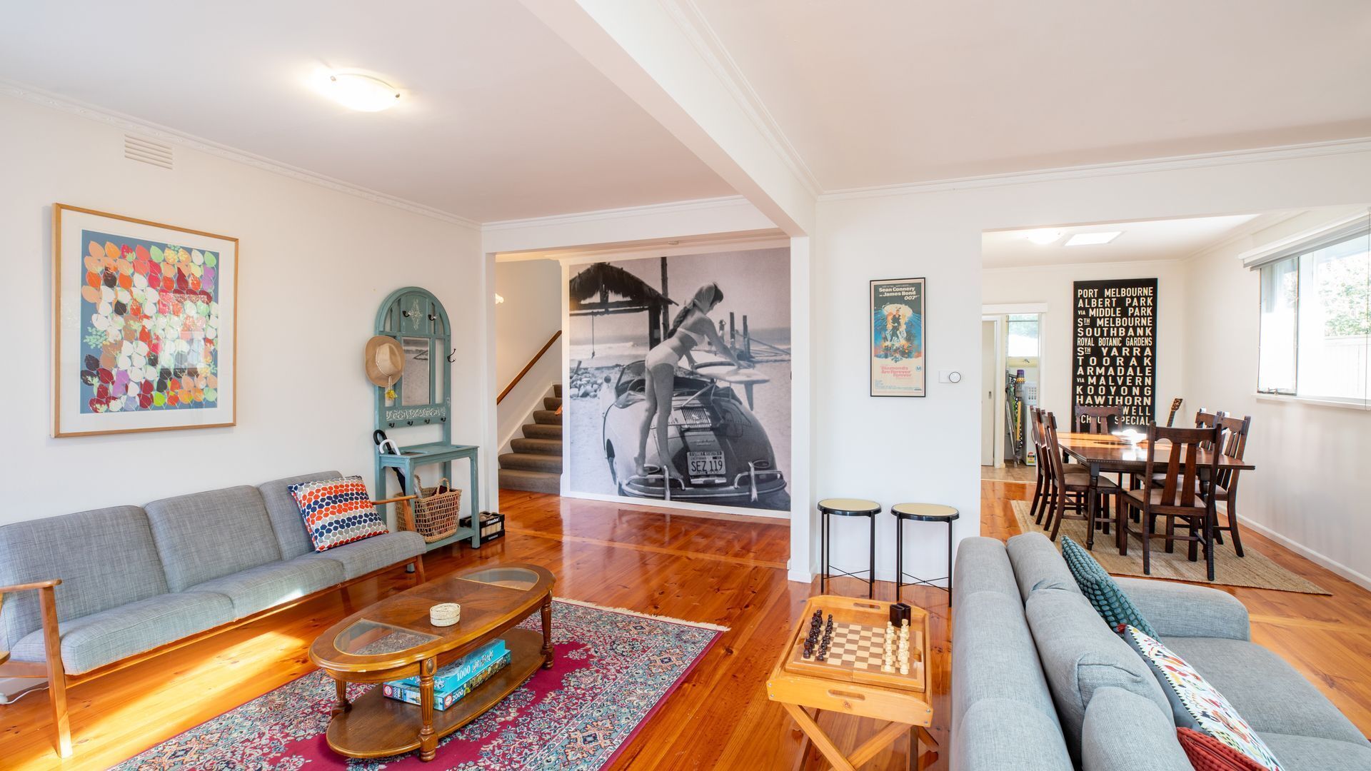 Ein großzügiger Wohnbereich mit einer Couch, einem Couchtisch und einem Schachbrett.