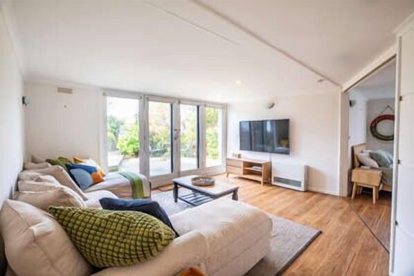 Smart TV, stereo - AURORA in Queenscliff (Queenscliff)