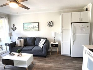 TV, offices - Ocean Villa C108 - Updated Beach Front (Hilton Head Island)