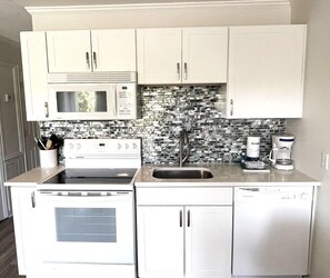 Fridge, microwave, stovetop, dishwasher