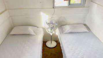 Habitación doble Deluxe | Decoración personalizada, muebles diferentes y ropa de cama