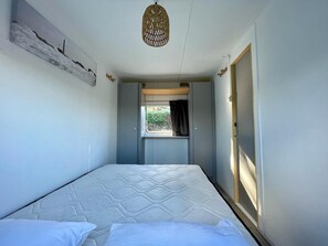 1 bedroom, bed sheets