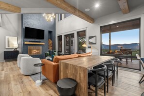 Smart-TV, Kamin, Videospiele, Tischtennisplatte