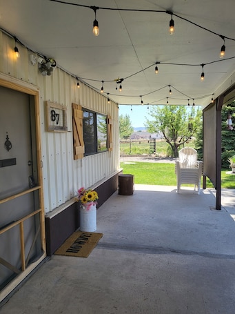 Property grounds. Western Charm Getaway, Spacious 2BR Near I-70 in Salina. Single level no stairs