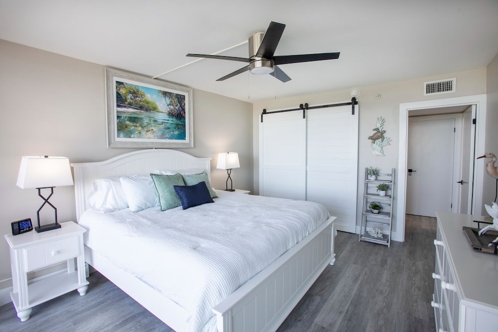 Beachfront condo. Just steps from the beach! Hutchinson Island South