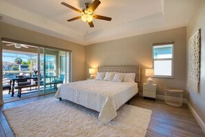 Unclassified image, 4 of 25, button - New Luxury Sunshine villa on a canal heated pool (Cape Coral)