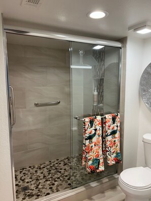 Douche, séchoir à cheveux, serviettes fournies, savon