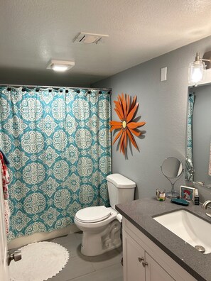 Dusche, Haartrockner, Handtücher, Seife