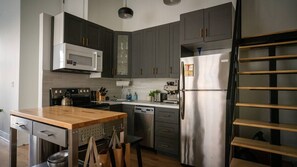 Geladeira, micro-ondas, fogão, cooktop