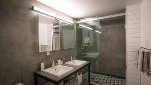 Sèche-cheveux, serviettes fournies, savon, papier toilette