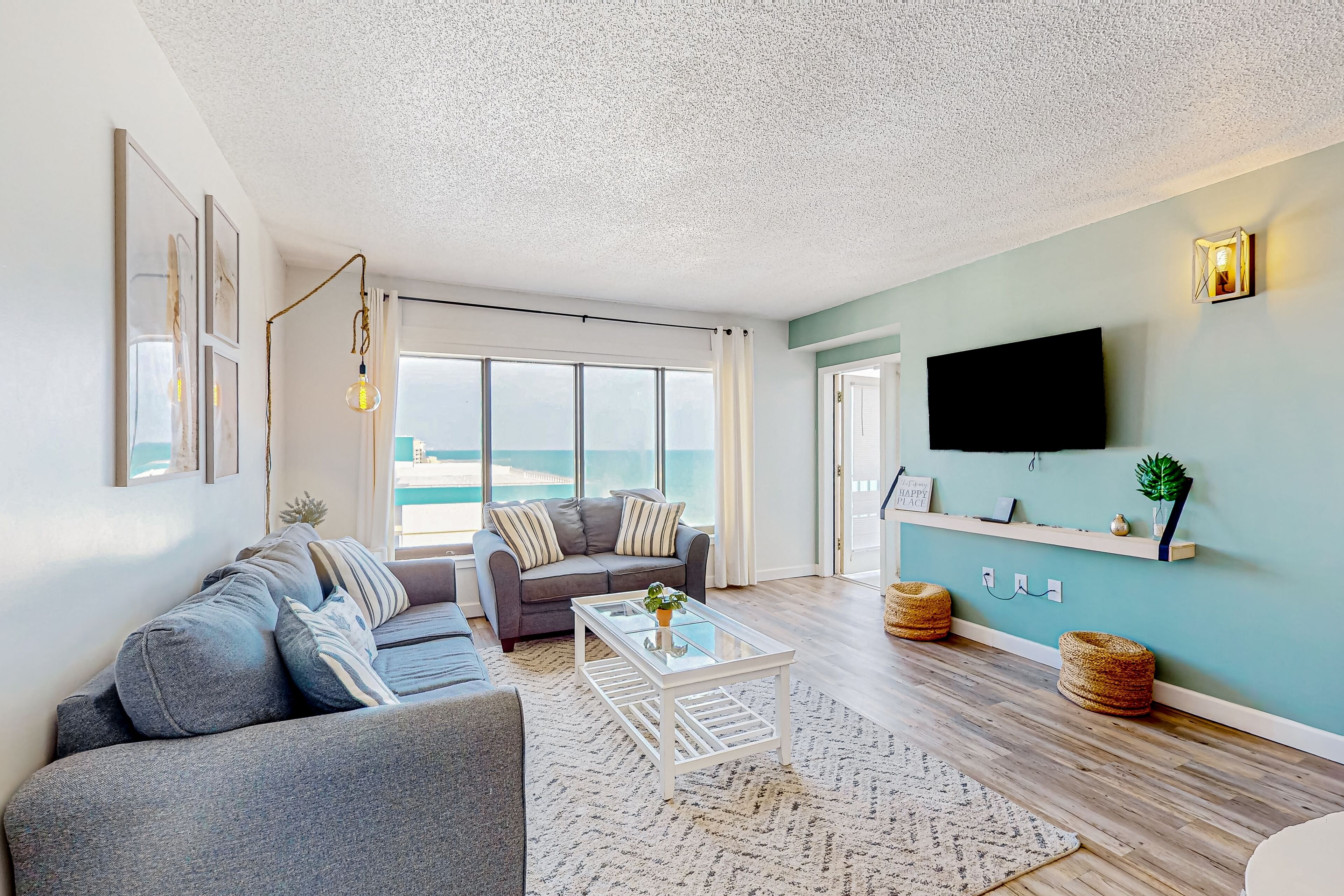 Beachfront 15th-floor condo with hot tub, pools, beach access, gym, balcony