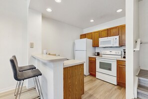 Fridge, microwave, oven, stovetop - Snowbird-friendly condo near Disney & Orlando with outdoor pool, fast WiFi, W/D (Kissimmee)