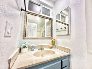 Hair dryer, towels, soap, shampoo - The Scenic Highland Retreat (Highland)