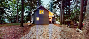 Renovated lakefront cottage w/ hot tub, dock, kayaks, swim platform, & firepit
