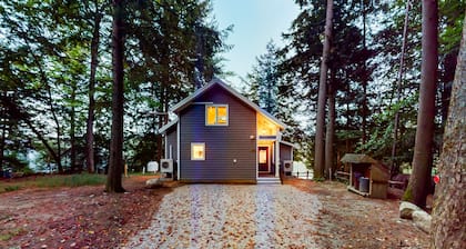 Renovated lakefront cottage w/ hot tub, dock, kayaks, swim platform, & firepit