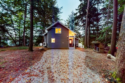 Renovated lakefront cottage w/ hot tub, dock, kayaks, swim platform, & firepit