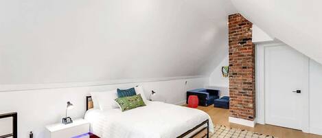 5 bedrooms, iron/ironing board, WiFi, bed sheets