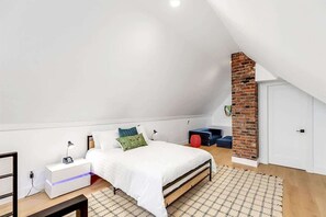 5 bedrooms, iron/ironing board, WiFi, bed sheets - 5BR Detroit Mansion | Sleeps 16 | Driveway Parking (Detroit)