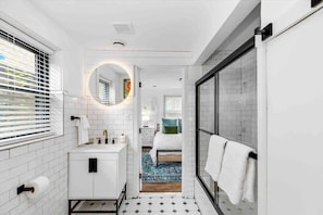 5 bedrooms, desk, iron/ironing board, WiFi - 5BR Detroit Mansion | Sleeps 16 | Driveway Parking (Detroit)