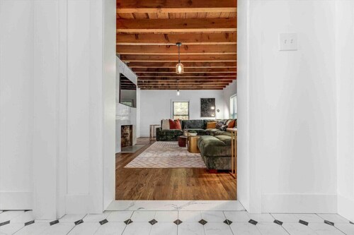 Historic Downtown Mansion + Free Parking