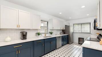 Frigorifero, microonde, forno, piano cottura