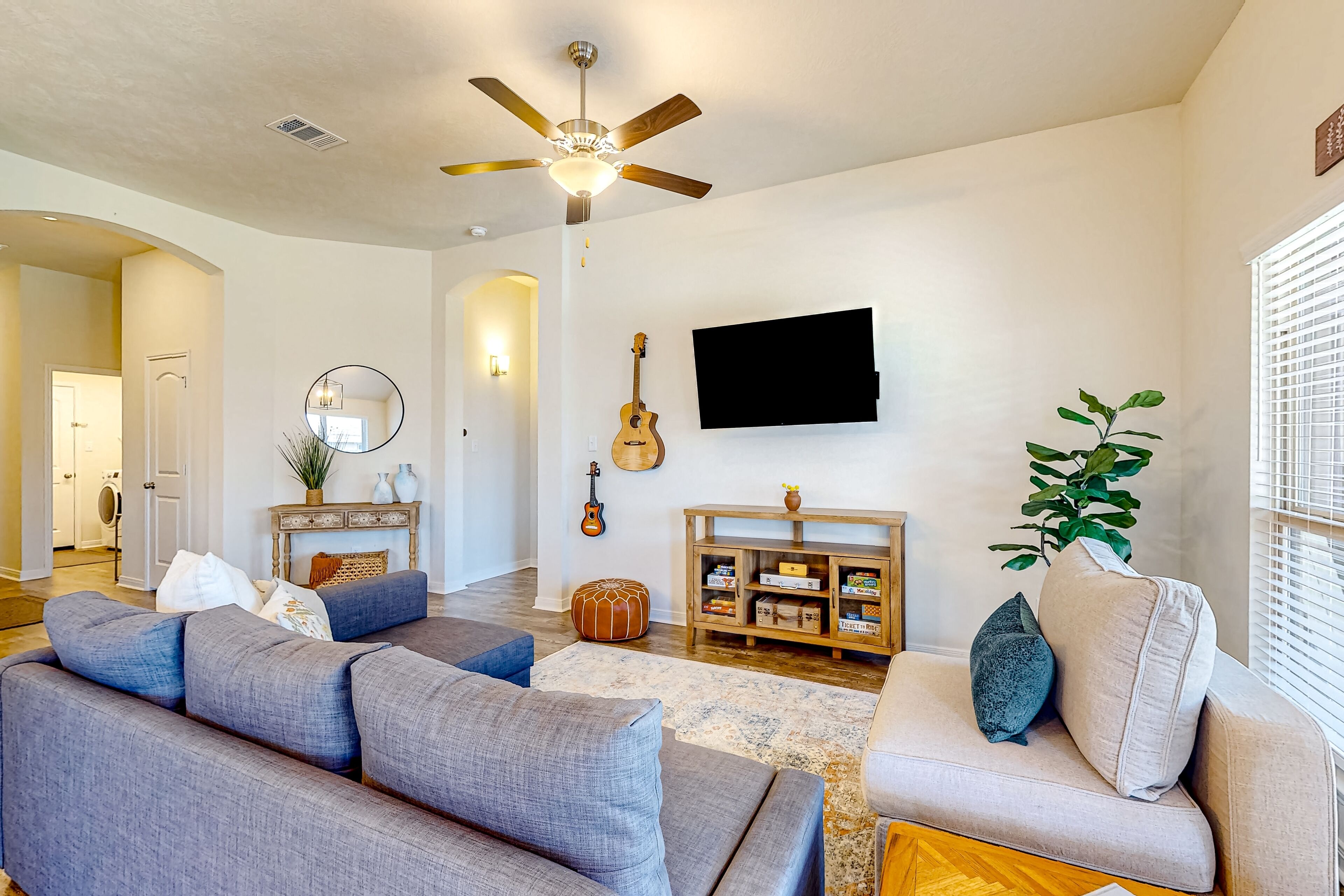 Beautiful home in a friendly neighborhood with enclosed yard & al fresco dining