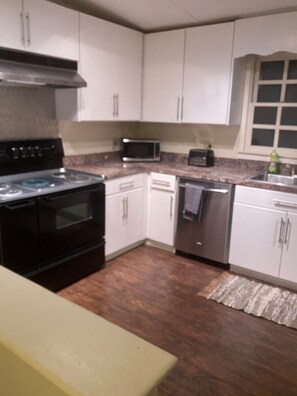 Fridge, microwave, oven, stovetop - Downtown Pittsboro Glamtastic (Pittsboro)