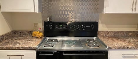Een koelkast, een magnetron, een oven, een kookplaat