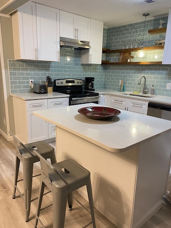 Fridge, microwave, oven, stovetop. Holden Hideaway - Just Over the Bridge From Beach