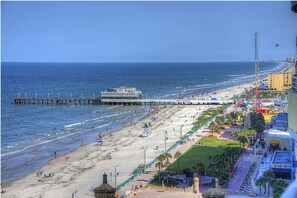 On the beach - Lovely 1-Bedroom Deluxe Suite in Beautiful Daytona Beach! (Daytona Beach)
