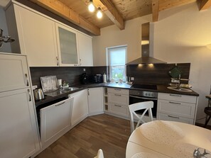 Fridge, microwave, oven, stovetop - Wohnung Carmen (Bad Rappenau)