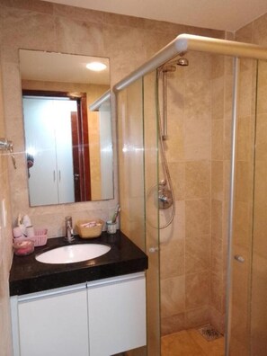 Baignoire à jets, serviettes fournies, papier toilette