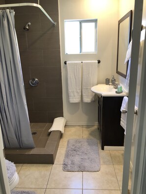 Een douche, een haardroger, handdoeken, zeep
