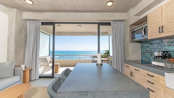 Comfort Condo, 1 Bedroom, Beach View 302 | 私人廚房 | 電冰箱、微波爐、烤箱、爐台