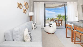 Comfort Condo, 1 Bedroom, Beach View 401 | Vardagsrum | 60-tums platt-tv med digitalkanaler