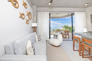 Comfort Condo, 1 Bedroom, Beach View 401 | Vardagsrum | 60-tums platt-tv med digitalkanaler