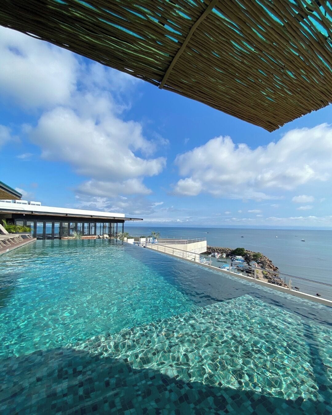 Piscina externa, funciona das 9h às 22h, guarda-sóis, espreguiçadeiras