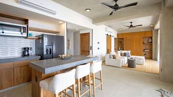 Apartamento Deluxe, 2 habitaciones, vistas a la playa | Cocina privada | Frigorífico, microondas, horno y placa de cocina