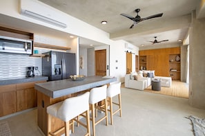 Refrigerador, microondas, horno, placa de cocina
