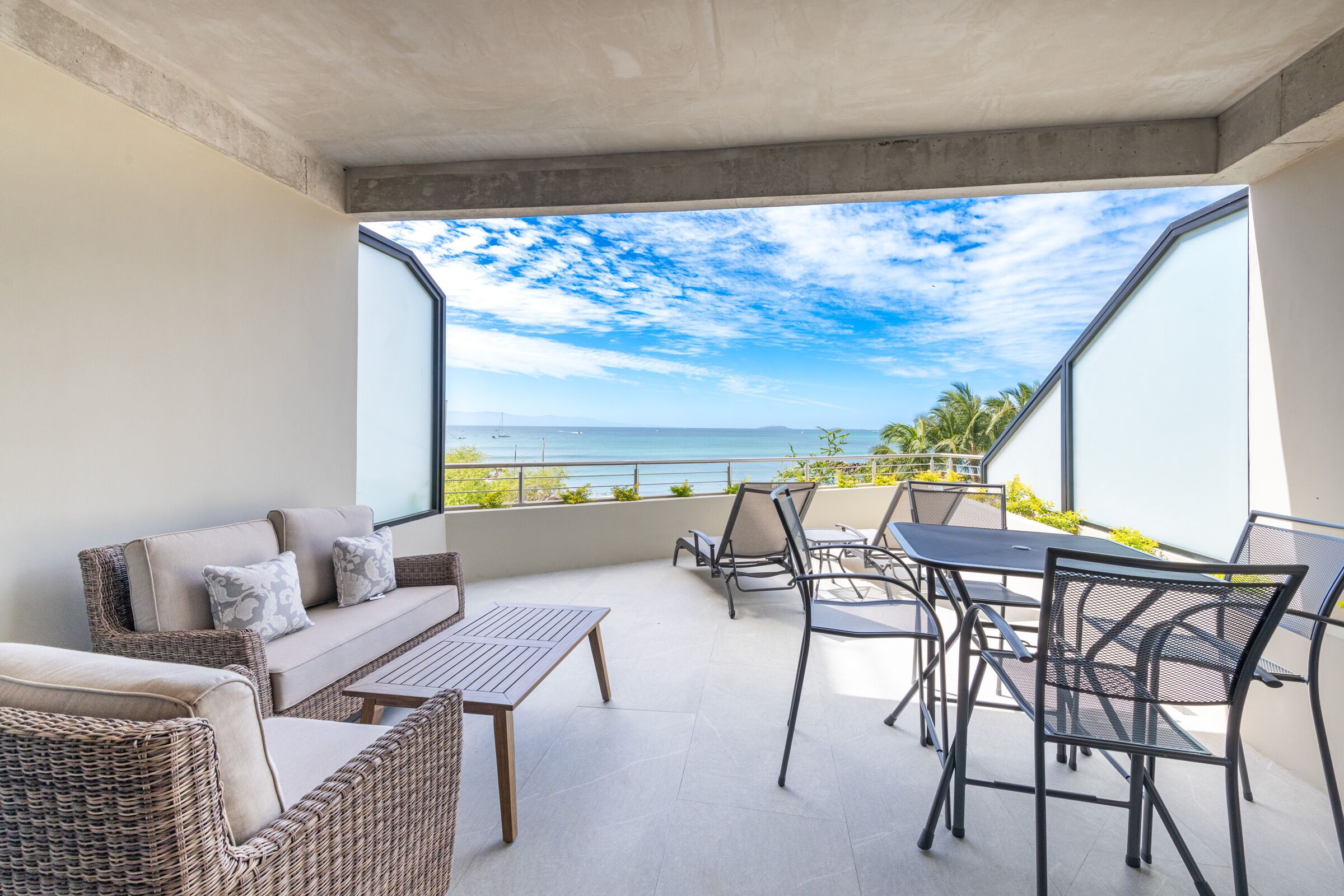 Comfort Condo, 1 Bedroom, Beach View 202 | Terrass/Patio