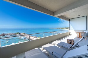 Deluxe appartement | Uitzicht op strand/zee